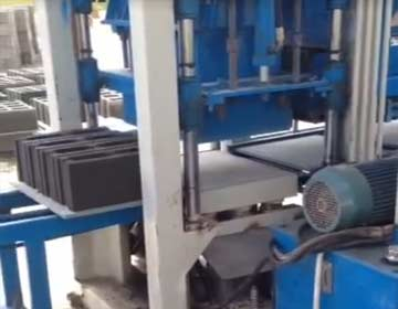 半自動(dòng)磚機(jī) QT3-25水泥磚機(jī) 小型水泥磚機(jī)南非客戶現(xiàn)場(chǎng)